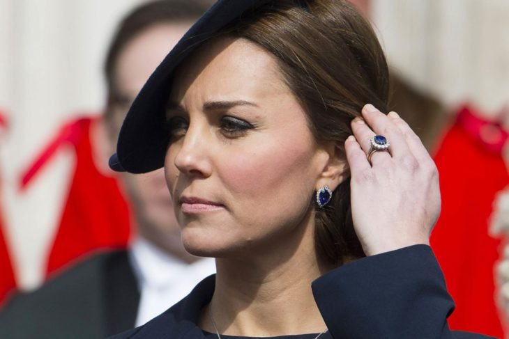 Kate Middleton utilizando conjunto de sáfiras de Diana