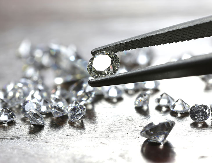 Qual a diferença entre diamante, cristais, strass e zircônia?